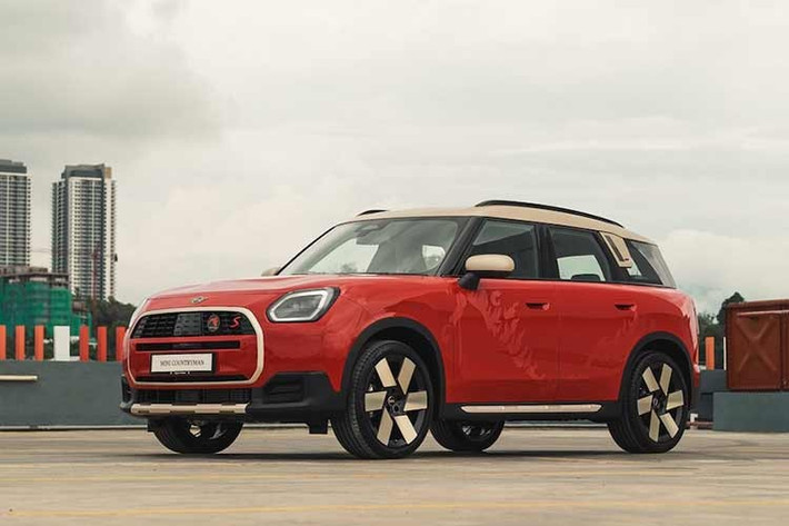 Ở phía sau, hình ảnh móng ngựa cách điệu trên nắp bình xăng hoàn thiện chủ đề, tượng trưng cho sức mạnh, sự chuyển động và may mắn.