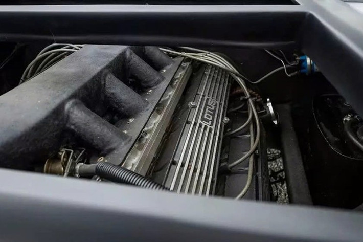 Với tên mã Type 909, động cơ của Etna là động cơ V8 đầu tiên dựa trên dòng 900. Động cơ 4.0 lít này nặng 188 kg, sản sinh công suất 335 mã lực và mô-men xoắn 400 Nm. Lotus tuyên bố động cơ này sẽ giúp Etna tăng tốc từ 0 đến 97 km/h trong 4,3 giây, đạt tốc độ tối đa 290 km/h.