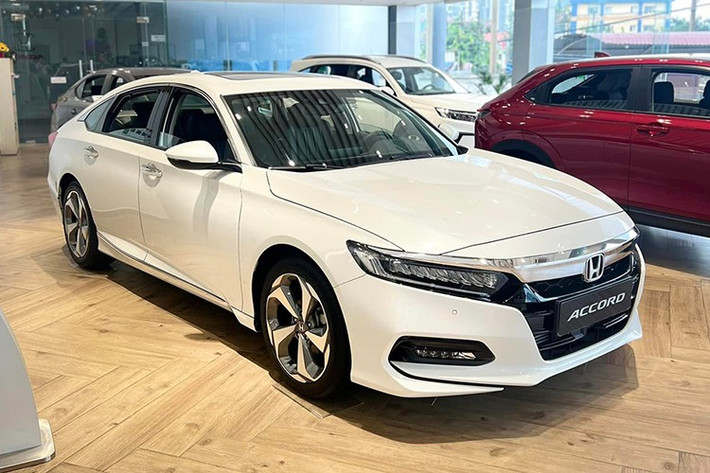 Honda Accord ﻿Tương tự tháng 6/2025, mẫu xe đứng ngay phía sau Ford Explorer trong top 10 ôtô bán kém nhất thị trường cũng là Honda Accord. Mẫu sedan hạng trung này bán ra 4 chiếc, tăng trưởng 100% so với tháng liền trước. Trong vài tháng trở lại đây, Honda Accord đã bị hãng cắt chương trình ưu đãi tiền mặt trị giá lên đến 250 triệu đồng. Việc thế hệ mới của mẫu xe này về Việt Nam trong thời gian tới cũng còn bỏ ngỏ.