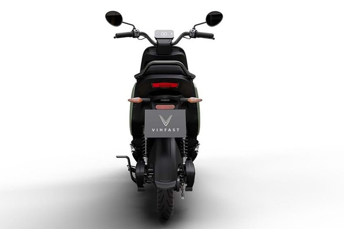 Với bộ pin LFP dung lượng 1,2 kWh, ZGoo có khả năng di chuyển khoảng 50 km sau mỗi lần sạc đầy trong điều kiện hỗn hợp. Đặc biệt, mẫu xe máy điện VinFast ZGoo phù hợp với nhiều người dùng, không yêu cầu bằng lái.