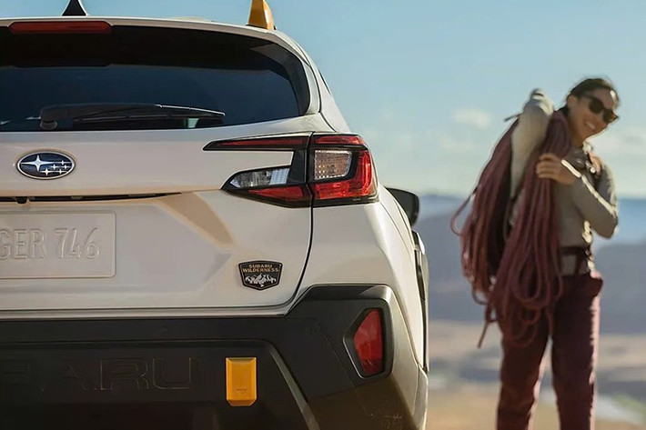 Subaru Crosstrek Wilderness tại Nhật chỉ được sản xuất giới hạn 500 chiếc. Xe có một số thay đổi ngoại hình như nước sơn Deco-Boco Black phủ lên gương, ốp hông và bậc chở hàng...