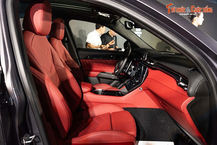 Xe hỗ trợ Apple CarPlay và Android Auto không dây, đồng thời được tích hợp trợ lý ảo Maserati Intelligent Assistant (MIA) – mang đến trải nghiệm kỹ thuật số mượt mà và cá nhân hóa tối ưu.