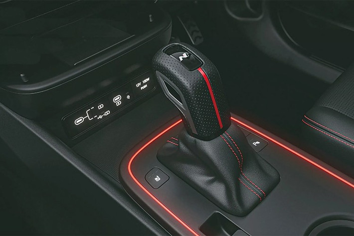 Logo N xuất hiện trên cần số và ghế da vfa nhiều chi tiết quanh xe. Ngoài ra, Hyundai Venue N Line 2026 cũng được trang bị bàn đạp kim loại và hệ thống đèn viền nội thất với 64 màu tùy chỉnh.