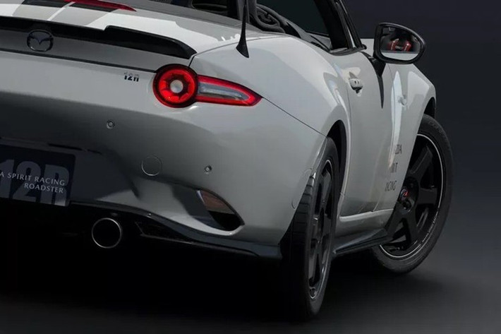 Mazda MX-5 Spirit Racing Roadster sở hữu ngoại thất với màu sơn xám Aero Gray kết hợp điểm nhấn là màu xám đậm tại bộ chia gió trước, ốp sườn hay cánh gió sau.