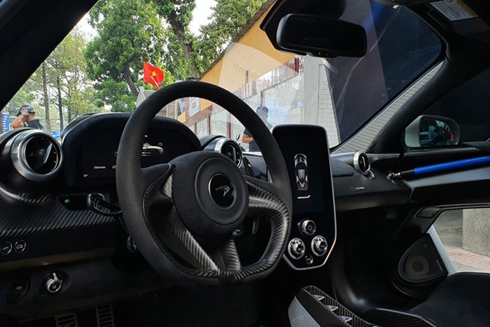 Khi xuống tiền mua, người bán có hứa sẽ ra được biển trắng, tức nộp đủ thuế, nên ông đồng ý cho giao dịch này và kể từ khi mua xe, McLaren Senna và Porsche 918 Spyder chưa 1 lần được mang ra trưng bày.