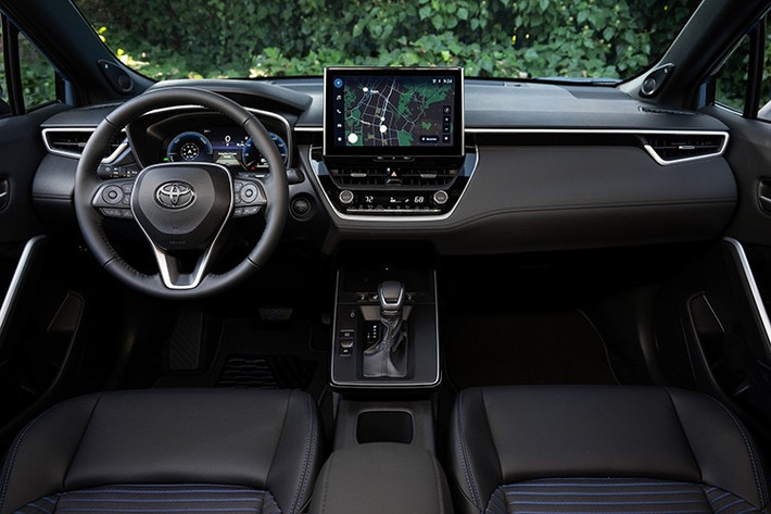 Bản XLE có thêm tùy chọn nội thất màu Portobello, trong khi khách hàng có thể nâng cấp lên màn hình cảm ứng 10,5 inch, đồng hồ kỹ thuật số 7 hoặc 12,3 inch. Các tiện ích đáng chú ý khác gồm gói Cold-Weather (tiêu chuẩn trên bản xăng XLE AWD và hybrid XSE, tùy chọn trên bản xăng LE AWD và hybrid SE)