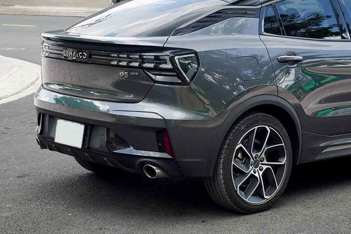 Xe được trang bị đèn pha LED thích ứng (Adaptive LED), hiện đại và tiết kiệm điện năng. Bộ mâm hợp kim kích thước 20 inch kết hợp lốp 235/45, tạo dáng khỏe khoắn.