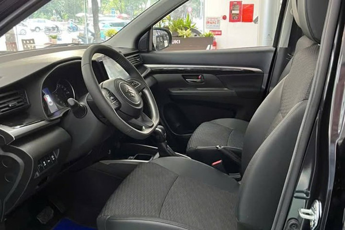 Đặc biệt, Suzuki XL7 Hybrid cuối cùng cũng đã có hệ thống kiểm soát hành trình Cruise Control. Hệ thống này cho phép xe có thể tự duy trì tốc độ đã thiết lập mà không cần phải thao tác chân ga thường xuyên, mang đến cảm giác nhàn nhã hơn cho người lái.