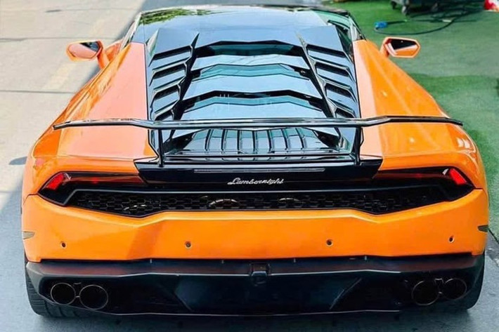 Động cơ kết hợp cùng hộp số tự động 7 tốc độ và hệ dẫn động 4 bánh toàn thời gian, nhờ đó, chiếc siêu xe Lamborghini Huracan LP610-4 chỉ mất thời gian 3,2 giây để tăng tốc từ vị trí xuất phát lên 100 km/h trước khi đạt vận tốc tối đa 325 km/h.