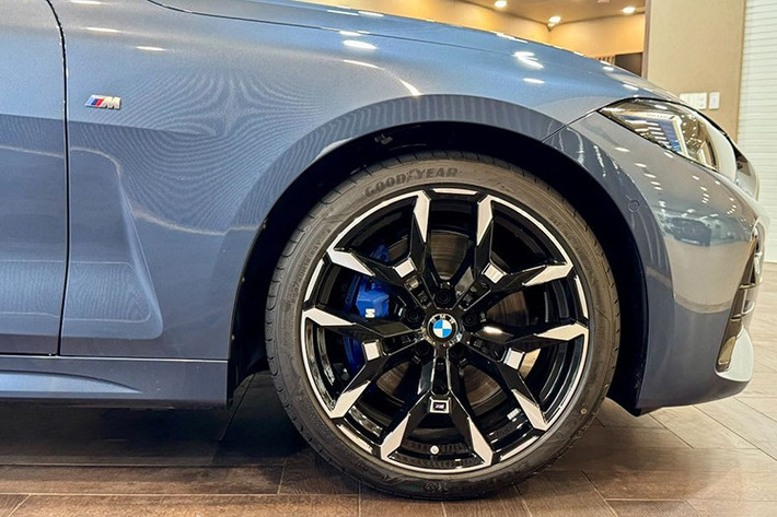 Điểm khác biệt lớn nằm ở hệ thống mui mềm hình cánh cung, thay thế cho kiểu mui cứng trước đây. BMW cho biết cấu trúc mới giúp xe nhẹ hơn tới 40%, đồng thời thời gian đóng/mở mui chỉ mất 18 giây và có thể thực hiện khi di chuyển dưới tốc độ 50 km/h. Khi mui được đóng, khoang hành lý mở rộng từ 300 lít lên 385 lít, đáp ứng tốt nhu cầu sử dụng hàng ngày.