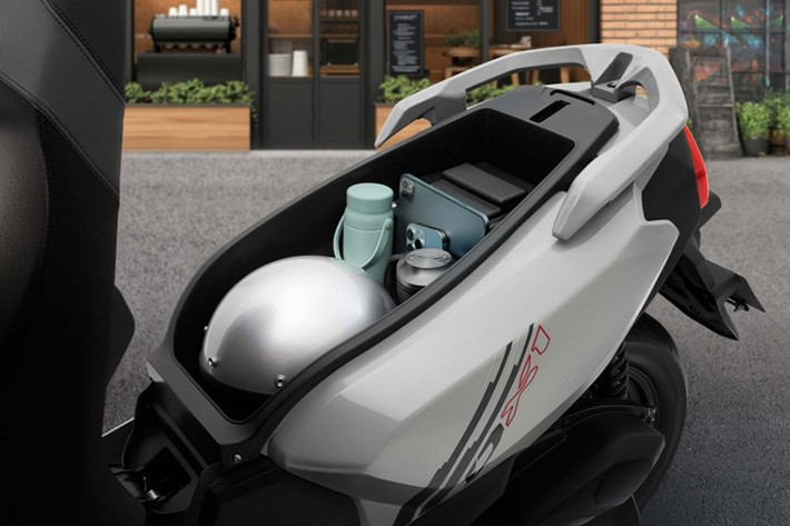 Trang bị tiện ích trên mẫu xe tay ga DX1 2026 hoàn toàn mới này khá đầy đủ với Smart Key đạt chuẩn chống nước, chống bụi IP67, hoạt động trong bán kính khoảng 1,5 m và có chìa khóa dự phòng tích hợp.