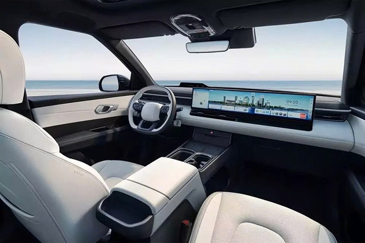 Được phát triển dựa trên nền tảng khung gầm mô-đun điện toàn cầu E-GMP của Hyundai, Elexio có kích thước dài x rộng x cao lần lượt là 4.615 x 1.875 x 1.673 mm và chiều dài cơ sở 2.750 mm. Gạt mưa phía sau được giấu kín, logo Hyundai tích hợp vào kính sau và các họa tiết thiết kế nổi bật ở cản sau cũng là điểm nhấn của mẫu ôtô điện này.