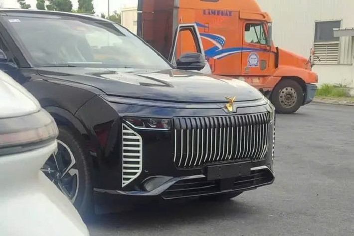 Thông tin cụ thể của mẫu xe này vẫn được giữ kín. Trước đó, hãng VinFast đã đăng đoạn video ngắn hé lộ việc ra mắt VF9 mới ở Việt Nam. Phiên bản đặc biệt này dự kiến sẽ có giá cao hơn VinFast VF9 Plus đang bán ra thị trường.