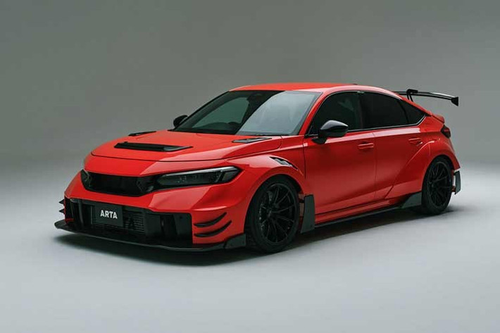 Phanh trước sử dụng kẹp phanh 6 piston AP Racing Pro 5000R với đĩa phanh hai mảnh đường kính 365 mm và má phanh bán kim loại. Phanh sau tiêu chuẩn được nâng cấp thêm má phanh bán kim loại và ống dẫn dầu phanh bọc thép không gỉ.