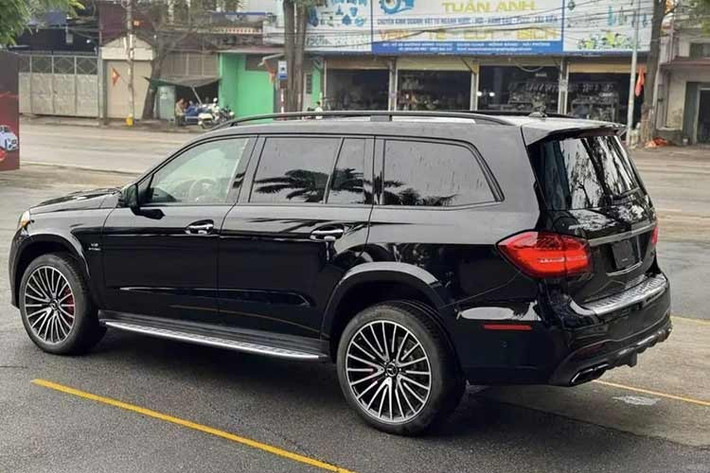 Mercedes-Benz GLS63 AMG sở hữu động cơ V8, dung tích 5,5 lít, sản sinh công suất tối đa 585 mã lực và mô-men xoắn cực đại 760 Nm. Kết hợp với hộp số tự động 7 cấp AMG Speedshift Plus 7G-Tronic và hệ dẫn động 4 bánh toàn thời gian 4Matic, động cơ cho phép xe có thể tăng tốc từ 0-100 km/h trong 4,6 giây trước khi đạt vận tốc tối đa giới hạn điện tử 250 km/h.