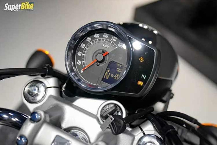 GB350C phát triển từ người anh em CB350 H'ness. Điểm nhấn với bình xăng dung tích 15 lít hình giọt nước đặc trưng, chía khoá cơ. Cụm đồng hồ của xe dạng kim pha lẫn kỹ thuật số khá dễ dàng quan sát, các phím điều khiển đơn giản dễ sử dụng.