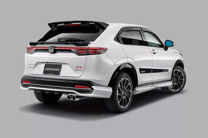 TKhoang cabin gần như không có thay đổi lớn về thiết kế. Mugen chỉ bổ sung một số chi tiết mang tính nhận diện thương hiệu như thảm sàn và thảm khoang hành lý thiết kế riêng, ốp bệ cửa in logo Mugen và bộ chắn mưa cửa kính.