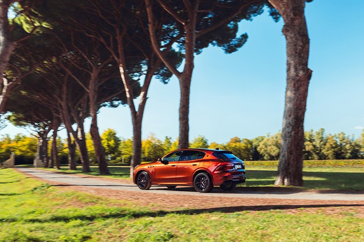 “Driving the essence of Italian living” gói gọn linh hồn của Grecale Tributo Il Bruciato, không chỉ là chiếc xe mà là tuyên ngôn của chuyên môn Ý, lời mời gọi tận hưởng cuộc sống với sự thanh lịch, gu thẩm mỹ và đam mê. Một hành trình bắt đầu từ trung tâm Tuscany và khát khao đến bất cứ nơi nào tồn tại vẻ đẹp.