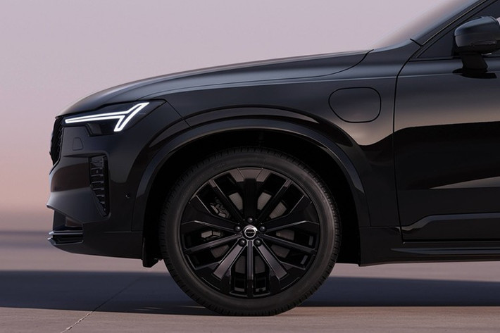 Việc Volvo bổ sung XC90, đồng nghĩa với việc hiện có 5 mẫu xe Volvo được cung cấp trong phiên bản Black Edition, với mẫu SUV hybrid lớn này gia nhập cùng các biến thể Black Edition của XC60, EX40, EC40 chạy điện hoàn toàn và XC40 hybrid nhẹ. EX30 phiên bản Black Edition đang được phát triển, các thông tin chi tiết sẽ sớm được công bố.