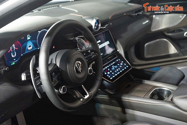 Dù là xe điện, Maserati vẫn duy trì “chất riêng” của mình thông qua âm thanh động cơ đặc trưng, được tạo nên nhờ công nghệ âm thanh tiên tiến từ Maserati Innovation Lab. Đây là sự kết hợp hài hòa giữa yếu tố cảm xúc và công nghệ, mang lại cho người lái cảm giác phấn khích như đang cầm lái một siêu xe động cơ đốt trong.