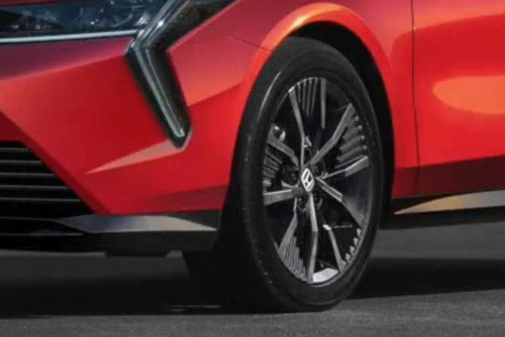 Ở phía sau, bản dựng Honda Civic gây ấn tượng với cụm đèn hậu dạng chữ Y hoàn toàn mới, mang lại diện mạo hiện đại hơn cho mẫu sedan này. Nắp cốp được tinh chỉnh nhẹ, dòng chữ Honda đặt ở trung tâm giữa hai cụm đèn hậu, đi kèm cản sau và bộ khuếch tán gió thiết kế lại.