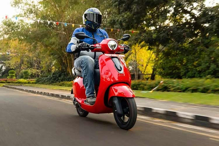 Mẫu xe máy điện có nhiều lựa chọn màu sắc, bao gồm Đen cảm ứng, Đỏ đua, Trắng cổ điển, Xanh ngọc đại dương (mờ), Bạc ánh ngọc và Vàng mờ. Bajaj cũng cung cấp chế độ bảo hành 3 năm hoặc 50.000 km, tùy theo điều kiện nào đến trước.