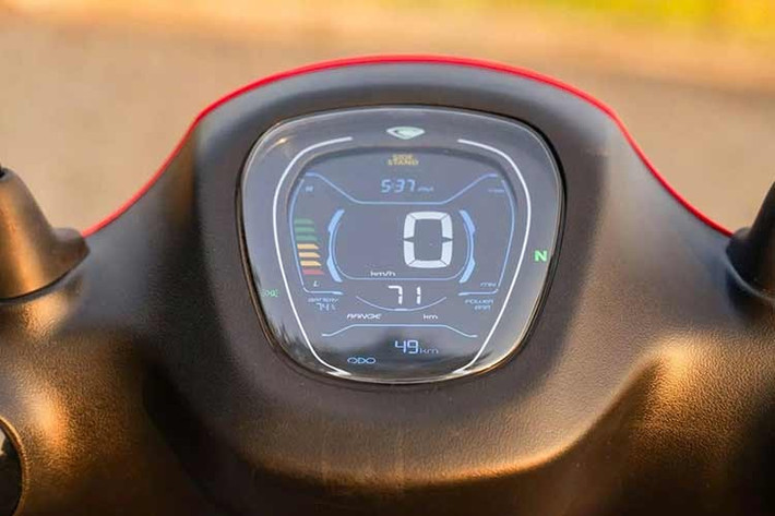 Chetak C25 được thiết kế dành cho đô thị, nằm dưới dòng Chetak 30 và 35 trong danh mục xe điện của Bajaj. Xe được trang bị bộ pin 2,5 kWh, cho phép hoạt động với phạm vi 113 km sau mỗi lần sạc đầy, và sử dụng động cơ đặt trong trục bánh xe với tốc độ tối đa 55 km/h.