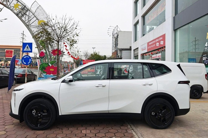 Cung cấp năng lượng cho xe là bộ pin có dung lượng 60,13 kWh, cho quãng đường di chuyển lên tới 450 km sau mỗi lần sạc đầy (theo tiêu chuẩn NEDC). VF MPV 7 sở hữu công nghệ sạc nhanh tiên tiến, cho phép nạp lại năng lượng từ 10% lên 70% chỉ trong vòng 30 phút, đảm bảo sự tiện lợi cho người dùng.