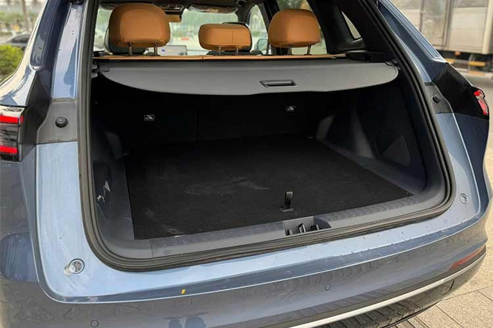 Xe trang bị 6 túi khí trên tất cả các phiên bản, bao gồm cả túi khí rèm và túi khí hông bảo vệ tối đa khi có va chạm. Hệ thống Camera 540 độ bao gồm 360 độ quanh xe và tính năng nhìn xuyên gầm là trợ thủ đắc lực khi đi qua các con ngõ nhỏ.