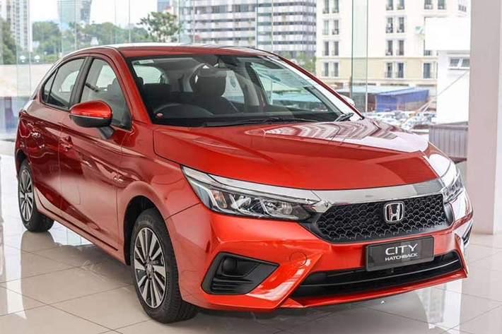 So với biến thể sedan hiện hành, mẫu xe Honda City Hatchback thế hệ mới nhất mới được ra mắt vào năm ngoái sở hữu hốc gió và bộ khuếch tán gió phía sau có kích thước lớn hơn, mang lại cảm giác hầm hố và đậm chất khí động học.