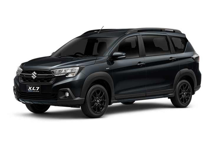 Điểm khác biệt chính của phiên bản Suzuki XL7 Hybrid Black Edition 2026 nâng cấp nằm ở loạt chi tiết ngoại thất được sơn đen toàn bộ như: đèn pha LED và dải định vị ban ngày, lưới tản nhiệt, ốp cản trước/sau...