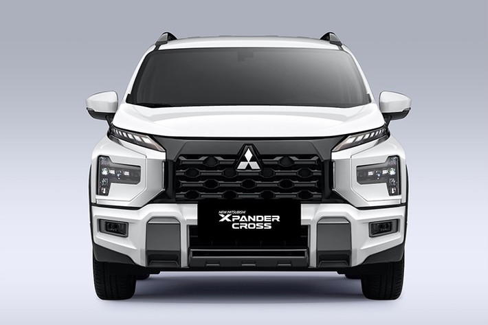 Lưới tản nhiệt, cản trước và cản sau được thiết kế mới, bộ mâm hợp kim 17 inch cũng có kiểu dáng thể thao hơn. Đèn chiếu sáng LED toàn phần dạng T-Shape, kết hợp cùng dải đèn ban ngày sắc sảo, giúp xe nổi bật ngay cả trong điều kiện đô thị đông đúc.