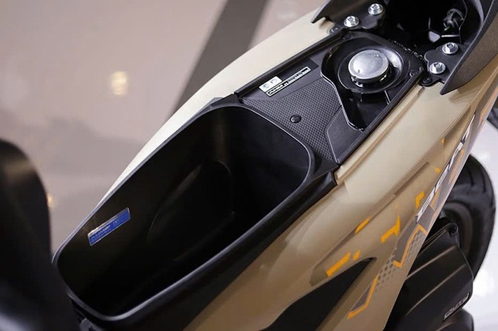 Bình xăng của xe có dung tích 4,4 lít, phù hợp với nhu cầu sử dụng hàng ngày. Tổng trọng lượng xe chỉ 88 kg, khiến Honda BeAT trở thành lựa chọn phù hợp cho mọi đối tượng người dùng, bất kể giới tính hay độ tuổi.