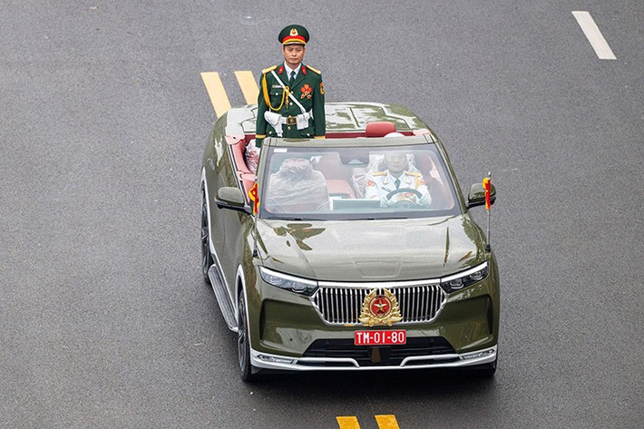 Trong đó, xe VF9 mui trần được sử dụng làm xe tiêu binh, cùng 12 xe VF9 màu trắng sản xuất riêng cho lực lượng Cảnh sát giao thông. Đây là thành quả của sự nỗ lực không ngừng nghỉ từ đội ngũ kỹ sư VinFast, với quá trình làm việc tỉ mỉ, tuân thủ các tiêu chuẩn an ninh, an toàn để phục vụ cho buổi lễ.