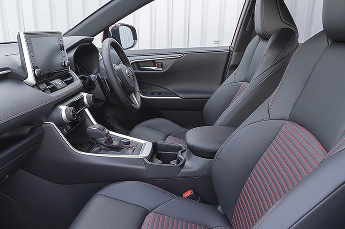 Tương tự xe tại Ấn Độ, Suzuki Across dành cho Seychelles cũng sở hữu chiều dài 4.360 mm và chiều dài cơ sở 2.600 mm. So với người anh em cùng tên từng được bán tại châu Âu vốn sở hữu chiều dài 4.635 mm và chiều dài cơ sở 2.690 mm, mẫu xe này nhỏ hơn đáng kể.