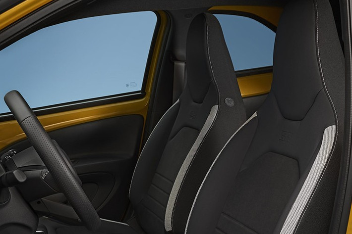 Ngoài ra, khách hàng có thể đặt mua hệ thống âm thanh JBL. Bên dưới nắp ca-pô giờ đây là hệ thống truyền động hybrid tương tự như trên Yaris và Yaris Cross, với động cơ điện 1.5 lít thay thế cho động cơ 1.0 lít nhỏ hơn của phiên bản tiền nhiệm.