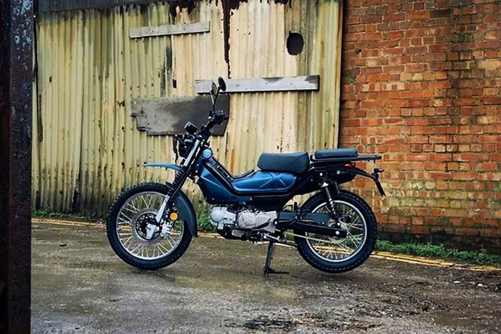 Khoảng sáng gầm xe 190 mm cho phép vượt qua sỏi đá, đường đất hoặc các đoạn đường gồ ghề nhẹ. Việc khởi động trở nên dễ dàng nhờ cả hệ thống điện và cần đạp, trong khi toàn bộ hệ thống chiếu sáng sử dụng LED, trong khi cụm đồng hồ là dạng kỹ thuật số toàn phần.