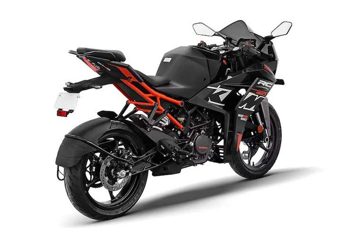 KTM RC 160 2026 có giá bán 185.000 Rupee (53,83 triệu đồng) tại thị trường Ấn Độ. Điều này khiến nó đắt hơn 15.000 Rupee so với 160 Duke. Nó cũng đắt hơn khoảng 19.000 Rupee so với đối thủ cạnh tranh gần nhất, Yamaha R15.