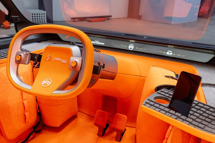 Một điểm nổi bật thu hút sự chú ý ở ngoại thất là việc sử dụng lốp Goodyear thông minh dựa trên công nghệ SightLine, về cơ bản, đó là các đèn LED tích hợp vào mỗi vành xe, phát sáng màu xanh lá cây khi áp suất lốp đạt yêu cầu và màu đỏ khi áp suất lốp không đạt.