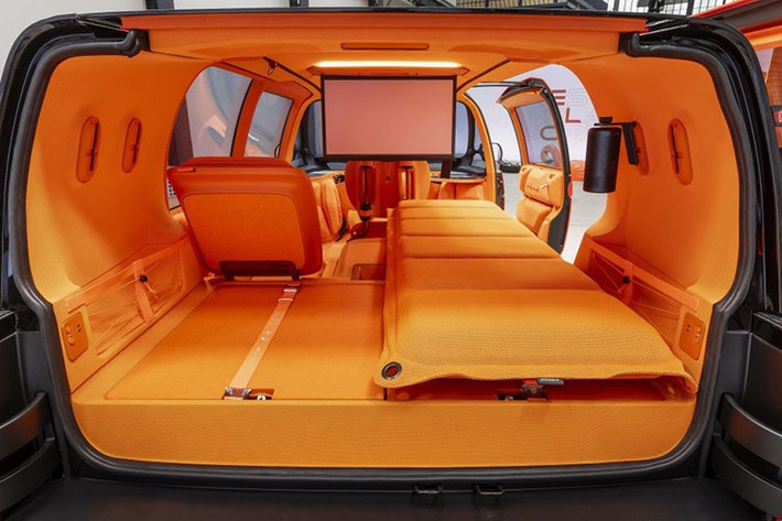 Cuối cùng, vô lăng có thiết kế một nan với hai phần phẳng, giống như trên chiếc DS năm 1955. Hành khách được bố trí ngồi phía sau người lái, trên ba ghế có chiều rộng bằng nhau, tất cả đều được trang bị tựa lưng có thể gập lại. Cả ba ghế đều có thể tháo rời và biến thành ghế bành có thể đặt bên ngoài xe để phục vụ các hoạt động ngoài trời.