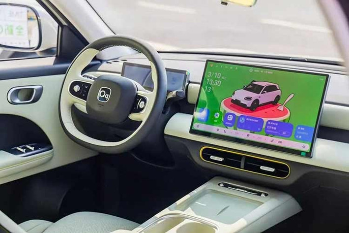 Bên trong, Chery QQ3 2026 được trang bị khoang lái AI Lingxi Smart Cabin với màn hình điều khiển trung tâm 15,6 inch có độ phân giải 2.5K. Màn hình này sử dụng chip Qualcomm Snapdragon 8155 cùng tích hợp trợ lý thông minh Carmind, cho phép tương tác “nhìn thấy và nói chuyện” trong nhiều tình huống sử dụng khác nhau. Bảng đồng hồ LCD toàn phần hiển thị các thông tin lái xe quan trọng cũng được trang bị cho xe.