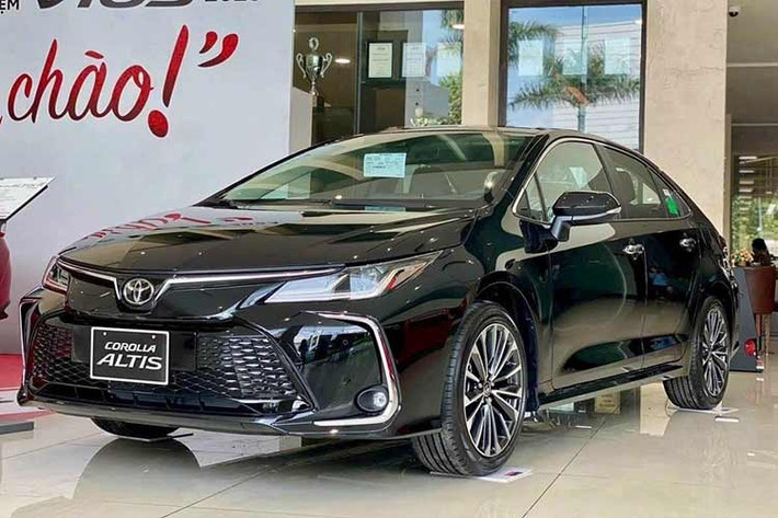 2. Toyota Corolla Altis: 4 xe Mẫu sedan hạng C nhà Toyota chỉ có 4 khách hàng trong tháng vừa qua, giảm 33,3% so với tháng liền trước. Trong phân khúc sedan hạng C, Toyota Corolla Altis không có lợi thế về giá bán với mức từ 827-870 triệu đồng. Bên cạnh đó, việc xe đã lâu chưa được nâng cấp về trang bị và thiết kế, cộng với sự đi xuống của toàn phân khúc sedan hạng C, đã tác động đến sức hút của Corolla Altis. ﻿﻿