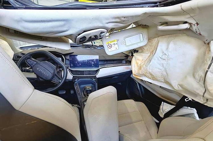 Quan trọng nhất là cabin bên trong xe vẫn không bị biến dạng nhiều và túi khí đã bung ra. Đây cũng chính là yếu tố giúp chiếc Lynk &amp; Co 06 bảo vệ an toàn cho 4 người ngồi trên xe.