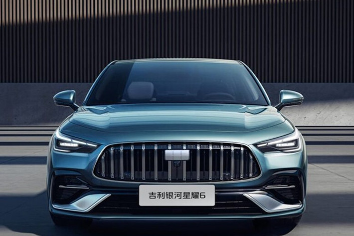 Về ngoại hình, Geely Galaxy Starshine 6 tiếp tục kế thừa ngôn ngữ thiết kế “Galaxy Ripple” của thương hiệu. Tuy nhiên chiếc xe có ngoại hình rất giống Mercedes-AMG GT 4 cửa do sử dụng lưới tản nhiệt đa giác lớn với các dải viền mạ crôm được sắp xếp theo chiều dọc, kết hợp với lưới tản nhiệt thấp hơn và đèn pha sắc sảo.