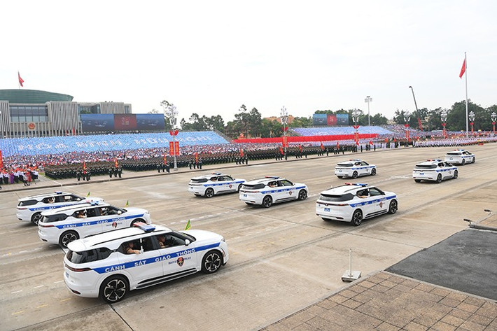 Xe Vinfast VF9 đặc biệt dành riêng cho lực lượng Cảnh sát giao thông sử dụng nắp capô đã được tinh chỉnh, bỏ các lỗ hút gió, thêm mặt lưới tản nhiệt dạng thanh nan và bổ sung các trang bị theo quy chuẩn của Bộ Công an như huy hiệu, cột cờ, đèn, còi…