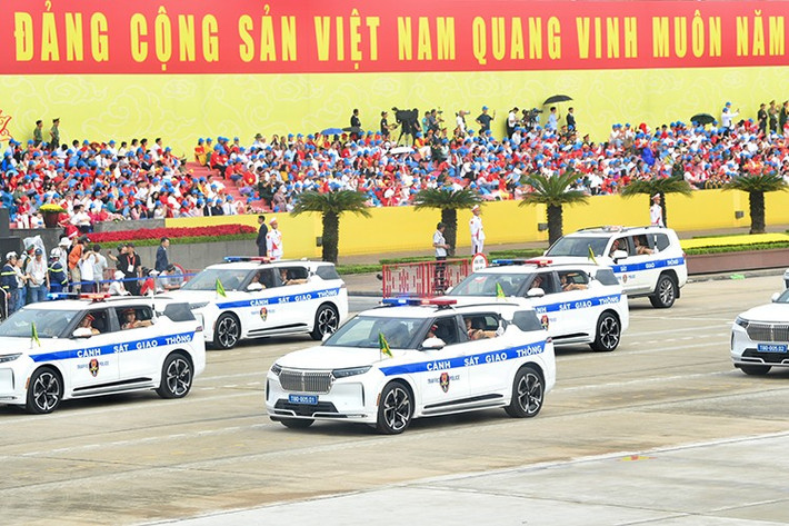 Những chiếc xe SUV điện Vinfast VF9 màu trắng của lực lượng Cảnh sát giao thông với số lượng gồm 12 chiếc được thiết kế theo yêu cầu riêng cho lực lượng Cảnh sát giao thông.