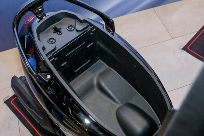 Hệ thống phanh đĩa trước và sau đi kèm ABS cùng kiểm soát lực kéo, đem lại sự an toàn cho mẫu xe tay ga SYM Fiddle DX 158 trong nhiều tình huống.