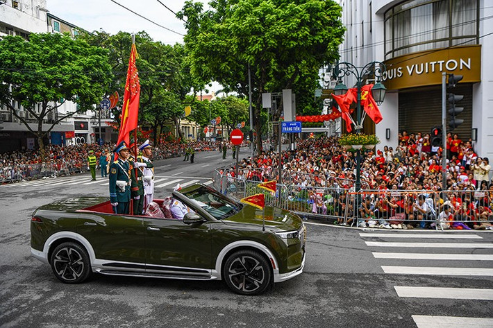 Tổng thời gian thực hiện 4 chiếc xe là gần 2.400 giờ làm việc. Trong suốt quá trình chế tạo những chiếc VF9 mui trần đặc biệt, các chi tiết thực hiện đều được VinFast trao đổi kỹ và thống nhất với các cơ quan liên quan, đồng thời được giám sát nghiêm ngặt để đảm bảo an ninh, an toàn tối đa.