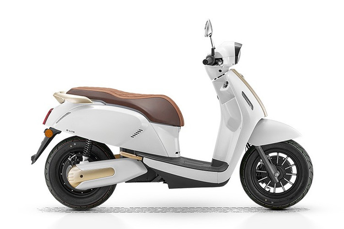 Xe máy điện QJMotor E-LTR sở hữu động cơ điện 3 kW được lắp ở bánh sau, mang lại khả năng vận hành ấn tượng với tốc độ tối đa lên đến 70 km/h. Xe được trang bị ba chế độ lái, cho phép người dùng linh hoạt điều chỉnh tốc độ và kiểu vận hành.