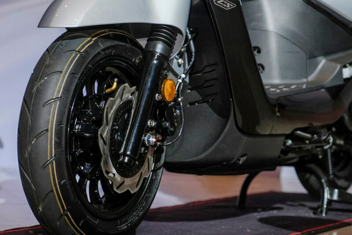 Tuy nhiên, một hạn chế là mẫu xe vẫn sử dụng chìa khóa cơ và hệ thống khóa màn trập, thay vì trang bị khóa thông minh (Keyless) vốn đã phổ biến trên nhiều dòng xe tay ga hiện nay.